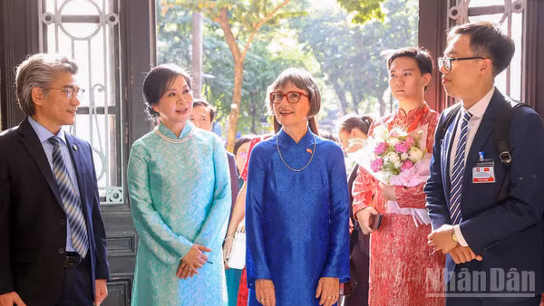 Bà Ngô Phương Ly, Phu nhân Tổng Bí thư, Chủ tịch nước Tô Lâm và bà Caroline Parmelin, Phu nhân Tổng thống Liên bang Thụy Sĩ đến tham quan Trường đại học Dược Hà Nội.