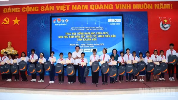 Lãnh đạo tỉnh Khánh Hòa và Đồng chí Trương Thị Mỹ Hoa trao học bổng cho các học sinh. (Ảnh: VŨ TÂN)