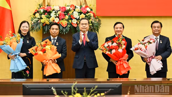 Chủ tịch Quốc hội Trần Thanh Mẫn trao Huy hiệu 35 năm tuổi Đảng và tặng hoa chúc mừng các đồng chí lãnh đạo, nguyên lãnh đạo của Quốc hội. (Ảnh: DUY LINH)