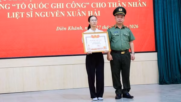 Giám đốc Công an tỉnh Khánh Hòa trao Bằng "Tổ quốc ghi công" cho thân nhân liệt sĩ Nguyễn Xuân Hải.