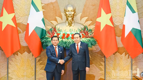 Chủ tịch Quốc hội Trần Thanh Mẫn và Tổng thống nước Cộng hòa Liên bang Myanmar Min Aung Hlaing. (Ảnh: DUY LINH)