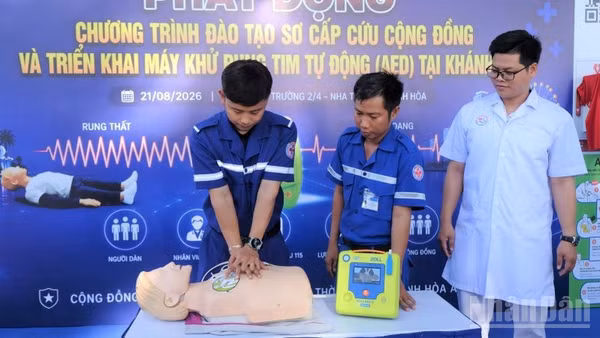 Nhân viên y tế Trung tâm cấp cứu 115 hướng dẫn sử dụng máy khử rung tim tự động. (Ảnh: VŨ TÂN)