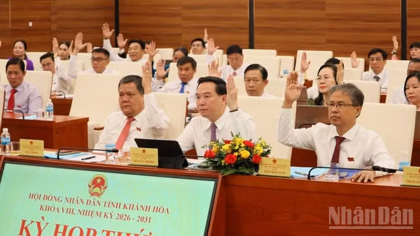 Các đại biểu thông qua Nghị quyết về Đề án thành lập 2 phường Cam Lâm và Ninh Phước. (Ảnh: VŨ TÂN)