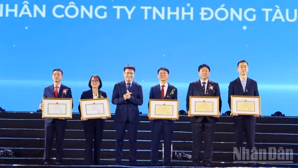 Đồng chí Lê Đỗ Mười, Cục trưởng Cục Hàng hải và Đường thủy Việt Nam trao bằng khen cho đại diện HD Hyundai Việt Nam. (Ảnh: VŨ TÂN)