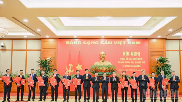 Thường trực Ban Bí thư Trần Cẩm Tú trao các Quyết định của Bộ Chính trị, Ban Bí thư về công tác cán bộ. (Ảnh: DUY LINH)