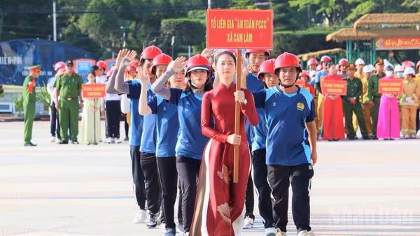 Các đội tuyển tham dự hội thi "Tổ liên gia an toàn phòng cháy, chữa cháy” năm 2026. (Ảnh: VŨ TÂN)