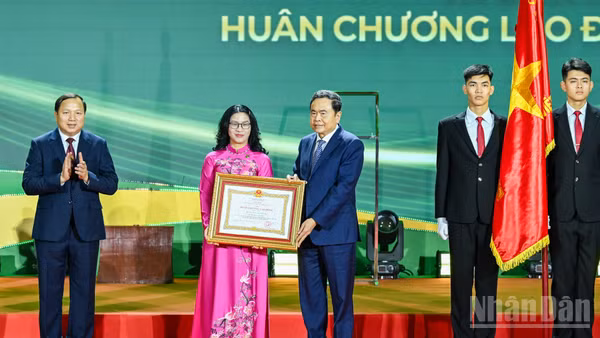Chủ tịch Quốc hội Trần Thanh Mẫn trao Huân chương Lao động hạng Nhất tặng Học viện Nông nghiệp Việt Nam. (Ảnh: DUY LINH)