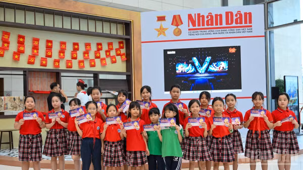 Khán giả nhí hào hứng check-in chương trình nghệ thuật "Chắp cánh tuổi thơ". (Ảnh: DUY LINH-THẾ ĐẠI)