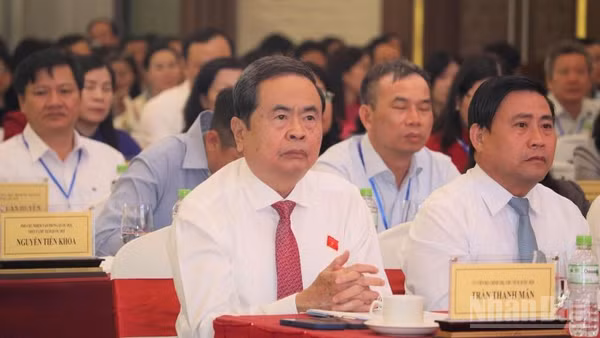 Chủ tịch Quốc hội Trần Thanh Mẫn và các đại biểu tham dự Hội nghị cộng tác viên toàn quốc năm 2026 của Báo Đại biểu Nhân dân. (Ảnh: VŨ TÂN)