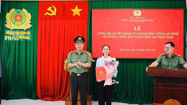 Chị Lê Thị Thùy Hân (sinh năm 1997), được tạm tuyển vào lực lượng Công an nhân dân và bố trí công tác tại Công an xã Diên Khánh.