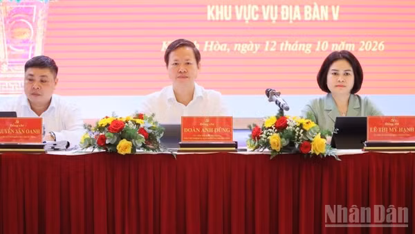 Các đồng chí Ủy ban Kiểm tra Trung ương chủ trì hội nghị. (Ảnh: VŨ TÂN)