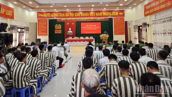 Một buổi công bố quyết định đặc xá tại trại giam A2, Bộ Công an. ( Ảnh: Vũ Tân)