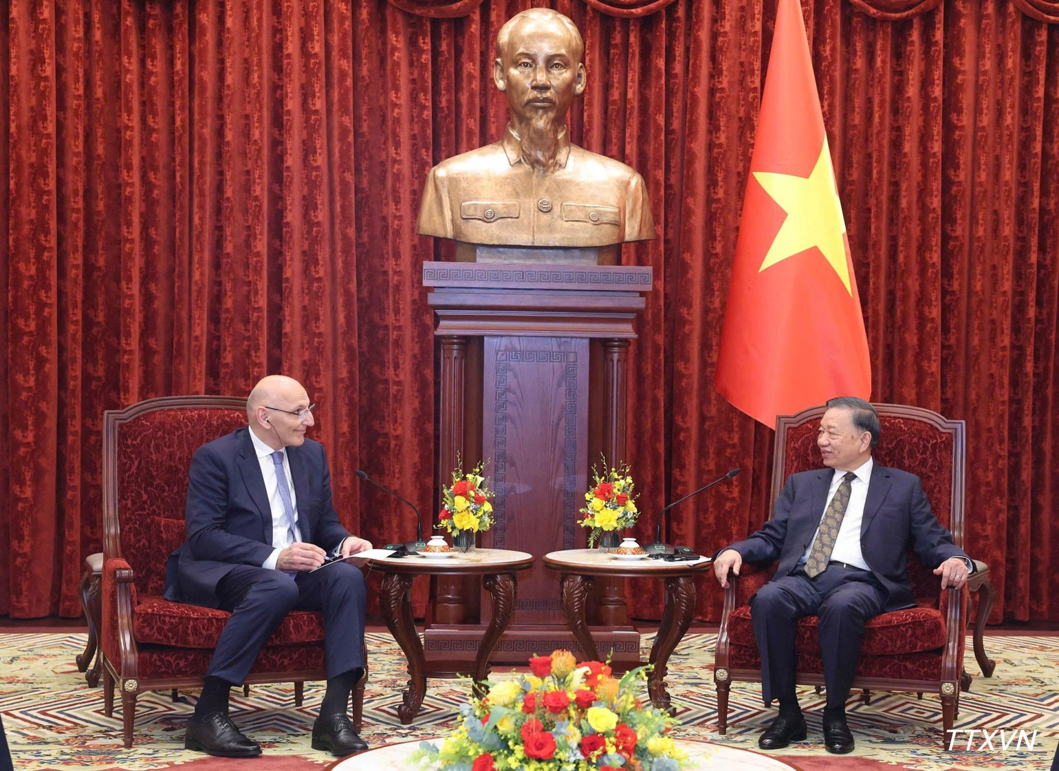 Tổng B&iacute; thư, Chủ tịch nước T&ocirc; L&acirc;m tiếp &ocirc;ng Elchin Amirbayov, Đặc ph&aacute;i vi&ecirc;n của Tổng thống Azerbaijan. (Ảnh: TTXVN)