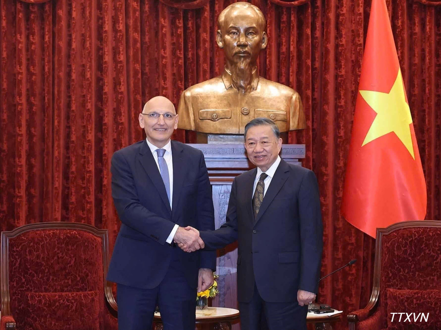 Tổng B&iacute; thư, Chủ tịch nước T&ocirc; L&acirc;m tiếp &ocirc;ng Elchin Amirbayov, Đặc ph&aacute;i vi&ecirc;n của Tổng thống Azerbaijan. (Ảnh: TTXVN)