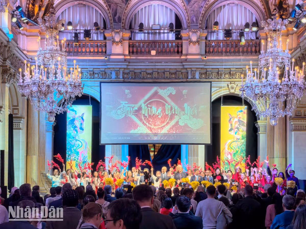 tet-vn-toa-thi-chinh-paris-khai-hoan.jpg