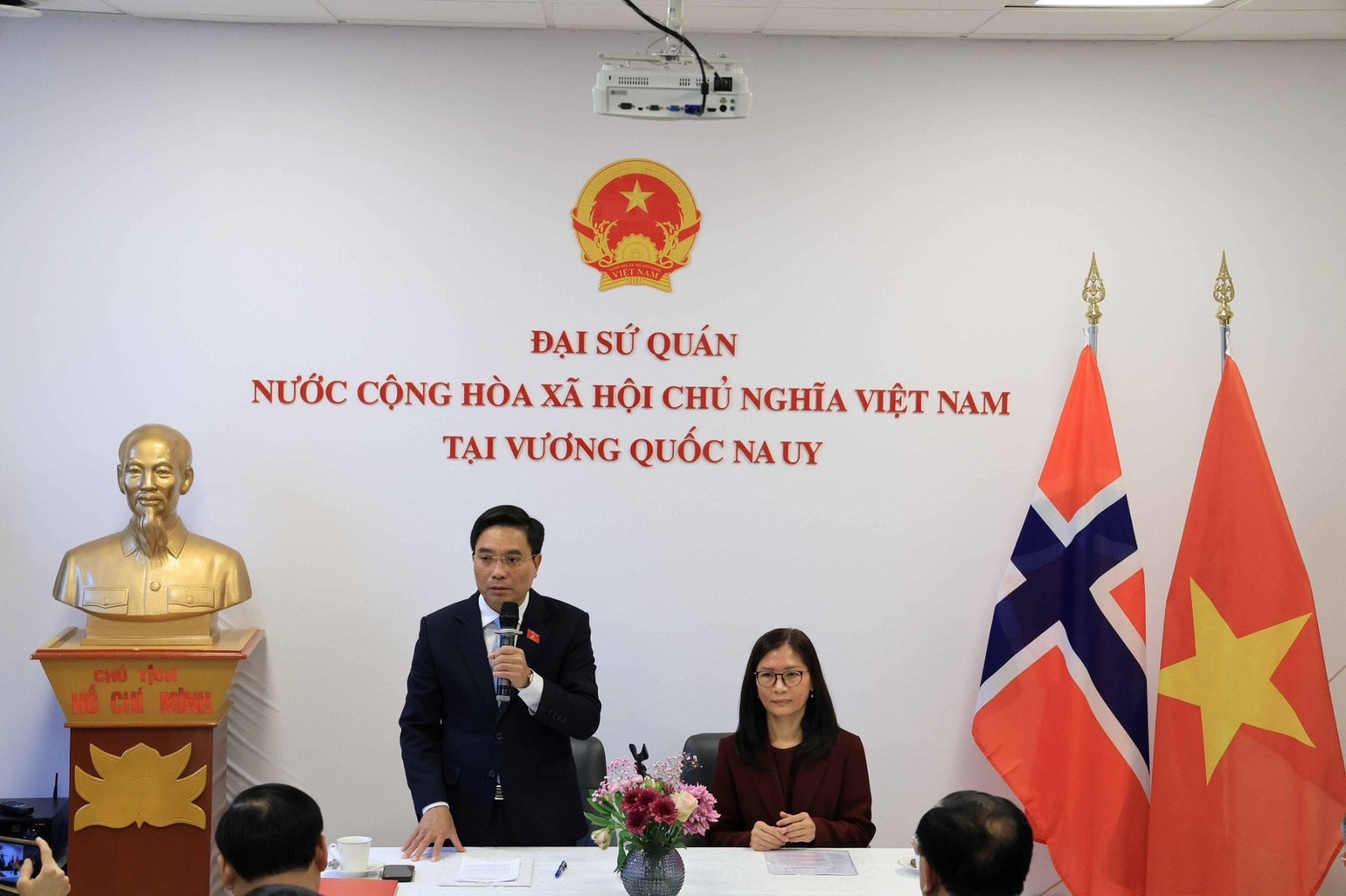 Đo&agrave;n đại biểu Quốc hội Việt Nam thăm v&agrave; l&agrave;m việc tại Đại sứ qu&aacute;n Việt Nam tại Na Uy. (Ảnh: Bộ ngoại giao)