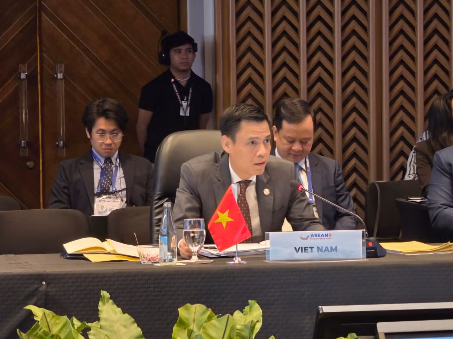 thu-truong-ngoai-giao-dang-hoang-giang-9627.jpg