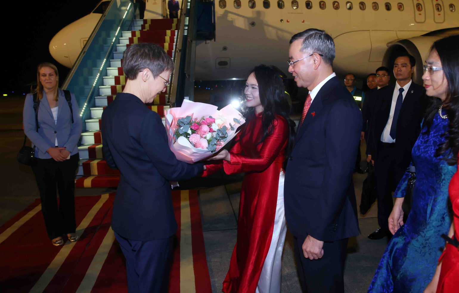 Bộ trưởng T&agrave;i ch&iacute;nh Ng&ocirc; Văn Tuấn đ&oacute;n Thủ tướng C&ocirc;ng quốc Liechtenstein Brigitte Haas tại s&acirc;n bay quốc tế Nội B&agrave;i, H&agrave; Nội. (Ảnh: TTXVN)