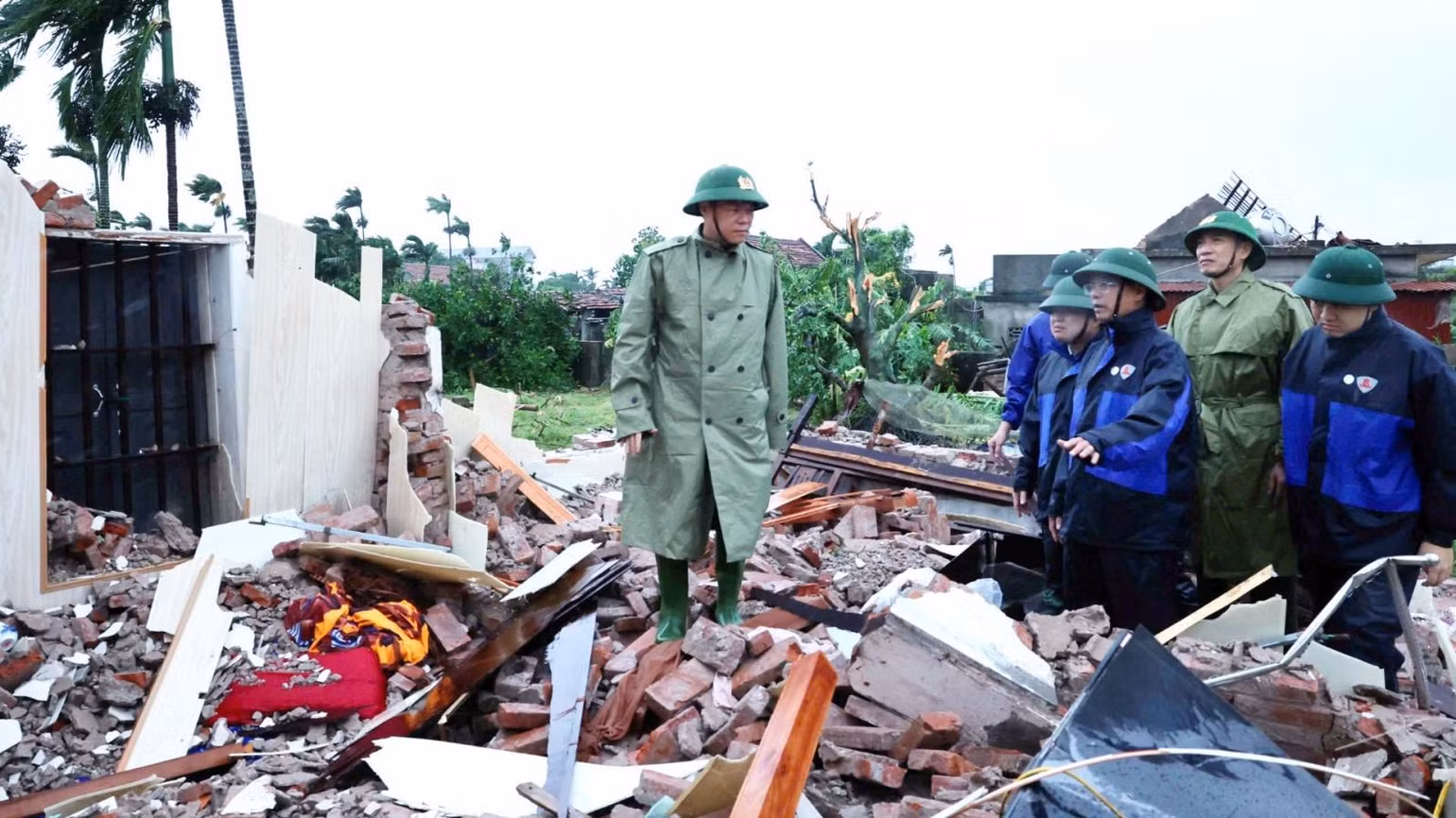 giam-doc-ca-tinh-ninh-binh-thieu-tuong-nguyen-huu-manh-co-mat-tai-xa-quy-nhat-de-chi-dao-cong-tac-phoi-hop-cac-luc-luong-giup-do-nhan-dan-khac-phuc-hau-qua-do-giongo-loc.jpg