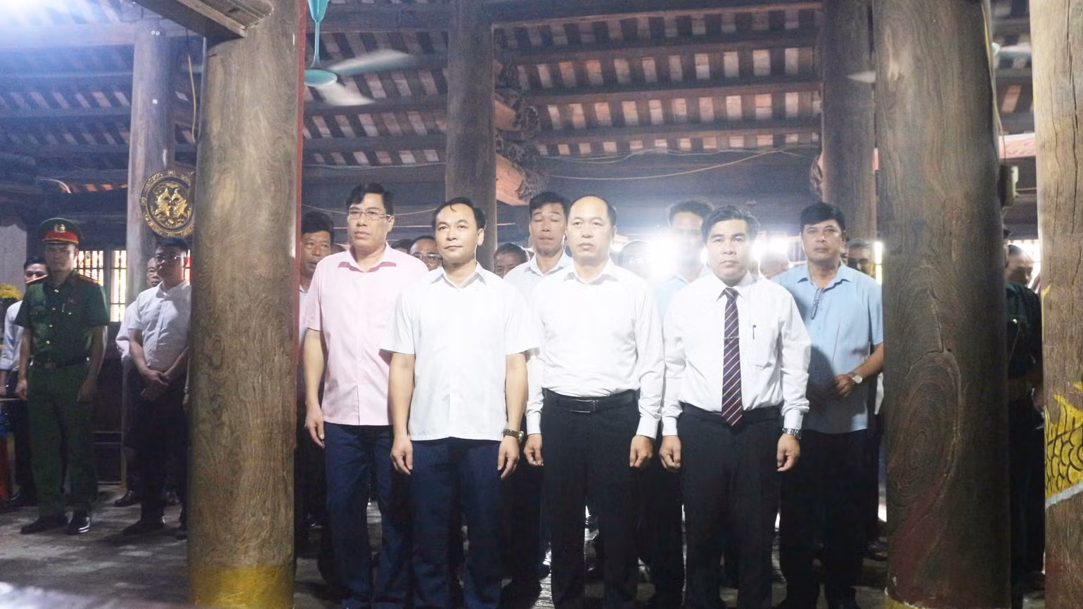 cac-dai-bieu-thap-huong-tai-dinh-trieu-hoi.jpg