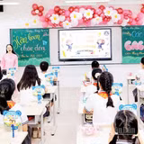 Các em học sinh Trường trung học cơ sở Phan Bội Châu (phường Long Biên) bước vào năm học mới. (Ảnh: NGUYÊN TRANG)