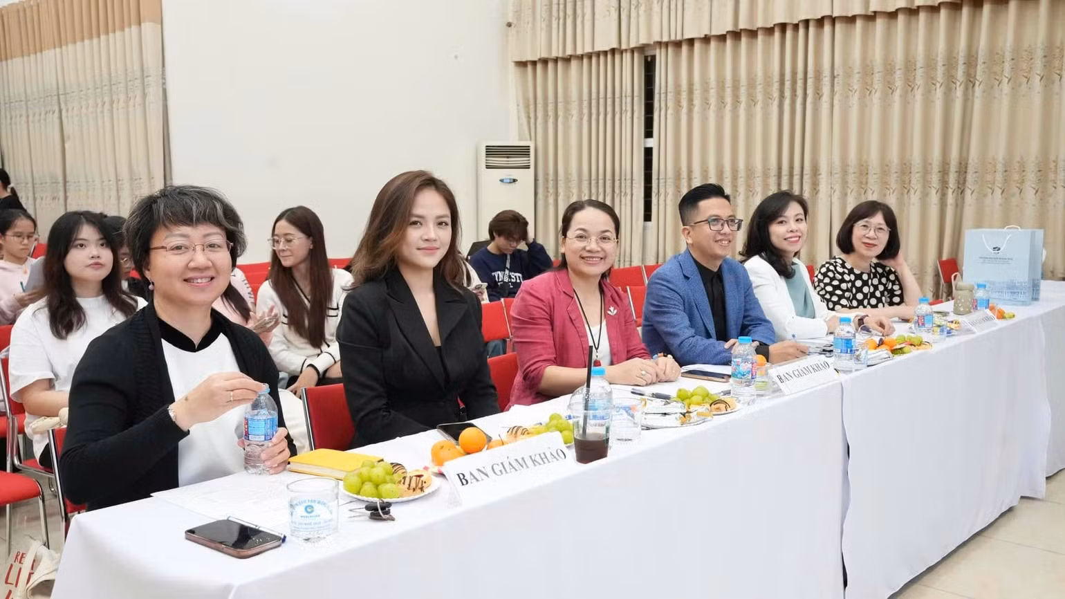 Ban giám khảo cuộc thi Làm phim về chủ đề tâm lý học.