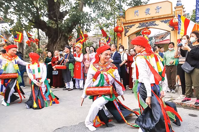 Nét độc đáo của điệu múa con đĩ đánh bồng ở Triều Khúc (xã Thanh Liệt).