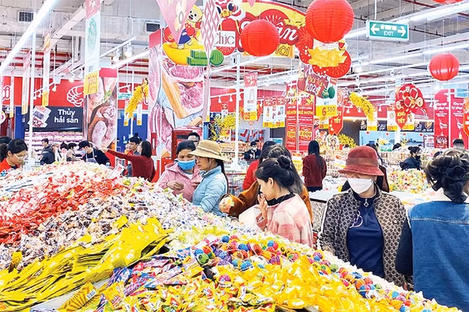 Người dân mua sắm hàng Tết tại siêu thị GO! Thăng Long.