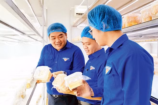 Thạc sĩ Trần Tài giới thiệu các sản phẩm nấm sinh học với các bạn trẻ. (Ảnh CTV)