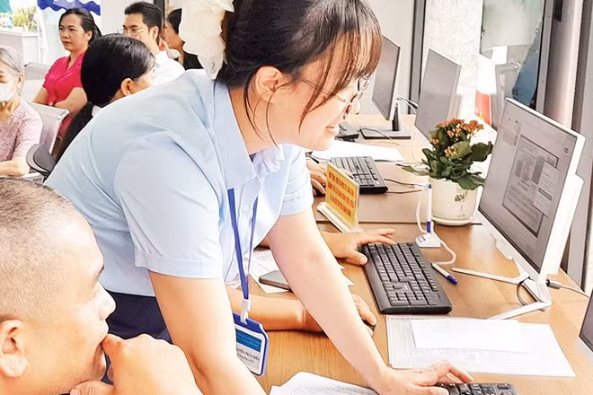 Cán bộ Điểm phục vụ Hành chính công phường Tây Hồ hướng dẫn người dân làm thủ tục hành chính trên môi trường mạng.