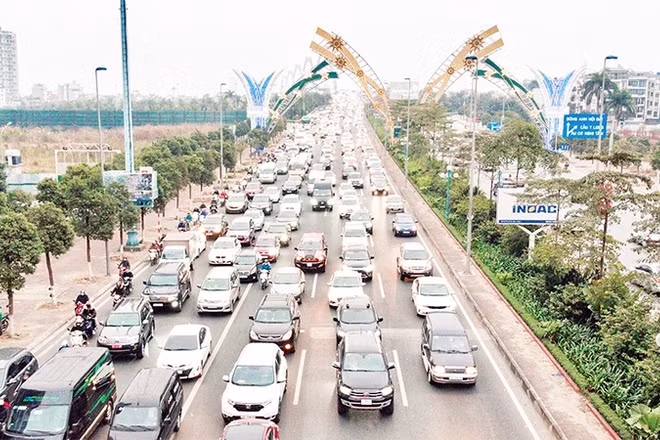 Dù đã dành nguồn lực lớn để đầu tư hạ tầng giao thông và hệ thống vận tải hành khách công cộng, nhưng tình trạng ùn tắc giao thông tại Hà Nội vẫn diễn biến phức tạp. (Ảnh DUY LINH)