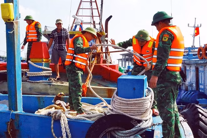 Bộ đội Biên phòng tỉnh Ninh Bình tuyên truyền cho ngư dân thực hiện các quy định chống khai thác IUU khi ra khơi.