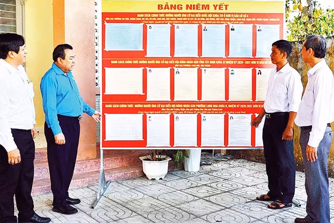 Phó Bí thư Tỉnh ủy, Trưởng Đoàn đại biểu Quốc hội tỉnh Tây Ninh Phạm Hùng Thái (áo xanh) khảo sát, kiểm tra tiến độ công tác chuẩn bị bầu cử đại biểu Quốc hội khóa XVI và đại biểu HĐND các cấp nhiệm kỳ 2026-2031 trên địa bàn phường Long Hoa.