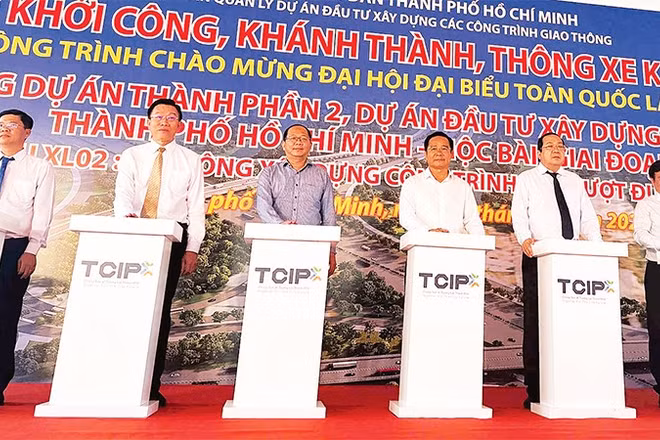 Khởi công Dự án đường cao tốc Thành phố Hồ Chí Minh-Mộc Bài, dự án trọng điểm quốc gia, sử dụng vốn đầu tư công thực hiện công tác đền bù, giải phóng mặt bằng.