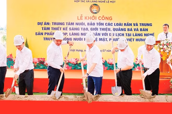 Lễ khởi công xây dựng hai trung tâm phát triển làng nghề rắn truyền thống.
