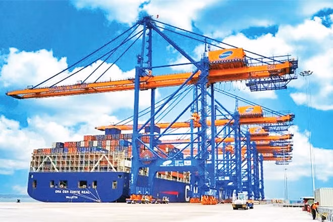 Xuất nhập khẩu hàng hóa tăng trưởng góp phần tăng thu ngân sách nhà nước. Trong ảnh: Vận chuyển hàng hóa tại Cảng Cái Mép-Thị Vải, Thành phố Hồ Chí Minh. (Ảnh THẾ ANH)