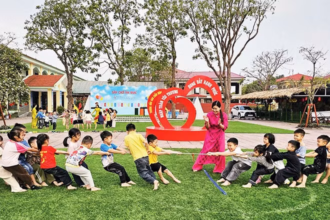 Học sinh Trường mầm non Chấn Hưng trong buổi học ngoài trời.