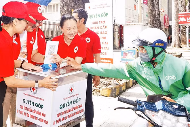 Người dân Thành phố Hồ Chí Minh đóng góp ủng hộ đồng bào bão, lũ. (Ảnh THẾ ANH)
