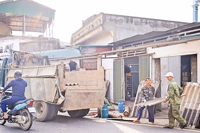 Người dân tự nguyện tháo dỡ bàn giao mặt bằng cho dự án nâng cấp, cải tạo tuyến tỉnh lộ 418.