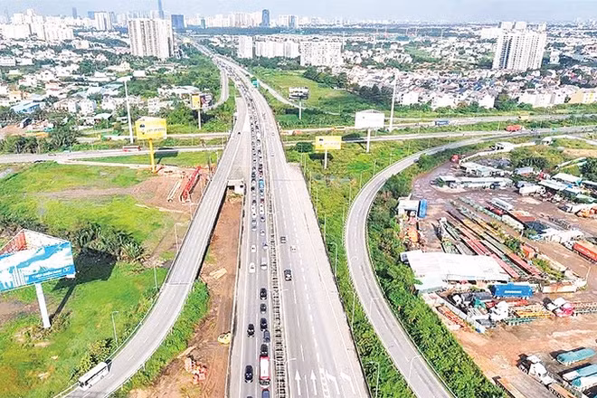 Tuyến cao tốc Thành phố Hồ Chí Minh-Long Thành-Dầu Giây thường xuyên ùn tắc vào những dịp cao điểm sẽ là trở ngại nếu Thành phố Hồ Chí Minh không sớm có phương án đầu tư hệ thống giao thông kết nối với sân bay Long Thành.