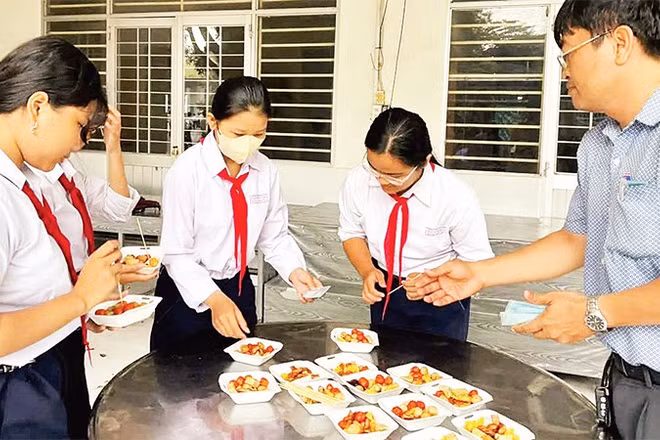 Bữa ăn hỗ trợ học sinh có hoàn cảnh khó khăn tại Trường trung học cơ sở Trần Hưng Đạo (phường Bình Đức, tỉnh An Giang).