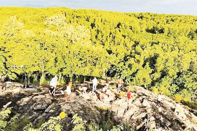 Du khách tham quan ấp đảo Thiềng Liềng. (Ảnh CTV)