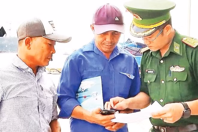 Cán bộ Trạm Kiểm soát Biên phòng Đà Nông (Đồn Biên phòng Hòa Hiệp Nam) hướng dẫn ngư dân cài đặt và sử dụng hệ thống eCDT. 