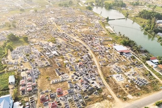 Đà Nẵng dự tính di dời gần 400.000 ngôi mộ để tái thiết đô thị.