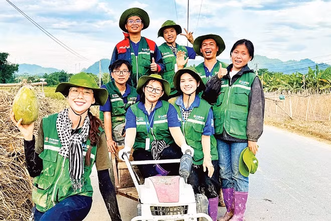 Hoa hậu Bảo Ngọc (ngoài cùng bên trái) dành nhiều thời gian và tâm huyết cho các dự án liên quan đến khí hậu.