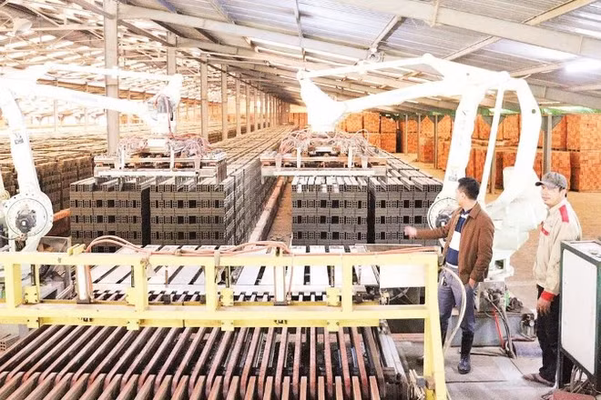 Với dây chuyền sản xuất gạch tuy-nel hiện đại giúp Công ty TNHH Phú Điền nâng cao năng suất, chất lượng sản phẩm.