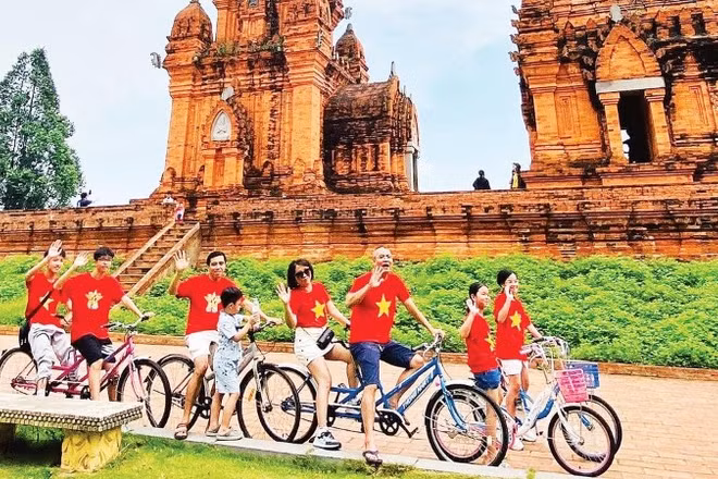 Khách du lịch đến với Làng Văn hóa - du lịch các dân tộc Việt Nam.