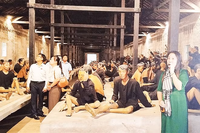 Khuôn viên Nhà giam C tại Di tích lịch sử Nhà tù Phú Lợi.