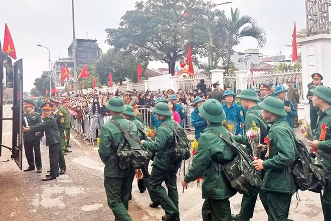 Người thân, bạn bè tiễn thanh niên nhập ngũ.
