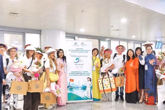 Hà Nội tặng quà cho vị khách thứ 5 triệu đến Thủ đô năm 2026. 